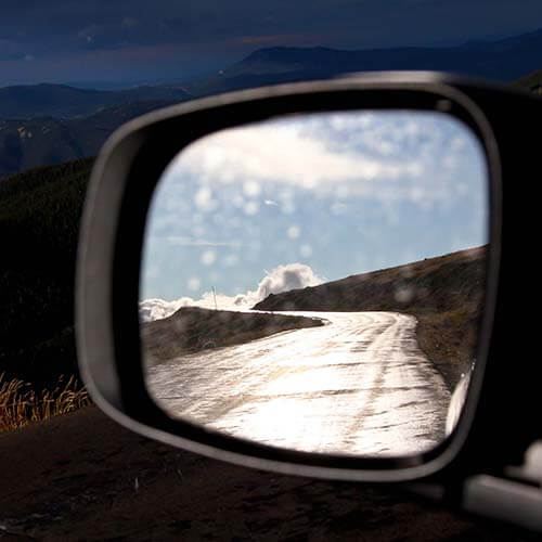 Looking back in rear view mirror symbolizing the construction contract lookback calculation
